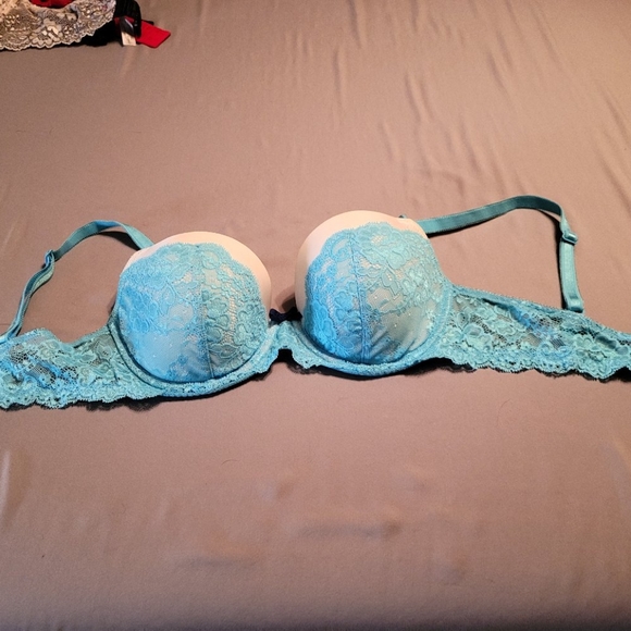 Bras - Picture 2 of 8
